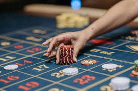 Người chơi Việt Nam xem live casino trên điện thoại buổi tối tại nhà